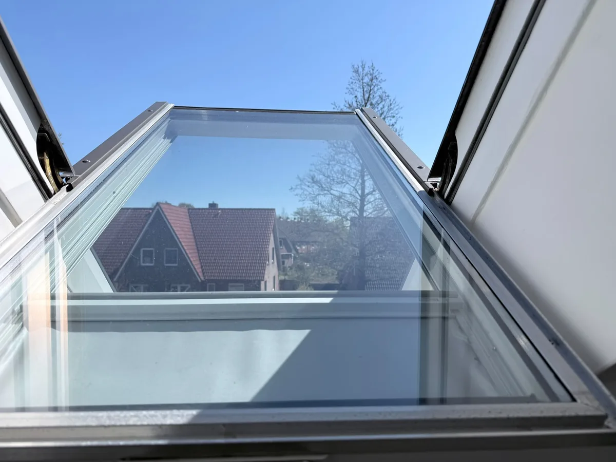 Gereinigtes Dachfenster mit klarer Scheibe und freiem Blick nach draußen